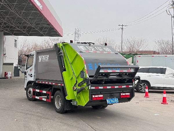 東風多利卡D6藍牌壓縮式垃圾車｜掛桶式垃圾車｜4-5立方藍牌壓縮車｜可進地庫垃圾收集轉(zhuǎn)運車