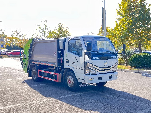 東風(fēng)多利卡D6藍(lán)牌壓縮式垃圾車｜掛桶式垃圾車｜4-5立方藍(lán)牌壓縮車｜可進(jìn)地庫垃圾收集轉(zhuǎn)運(yùn)車