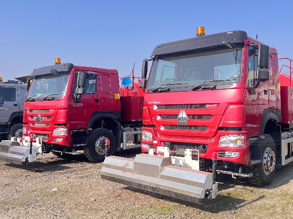 中國(guó)重汽HOWO豪沃出口型路面清洗車(chē)|高壓清洗車(chē)|道路養(yǎng)護(hù)作業(yè)車(chē)