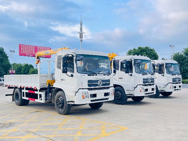 隨車吊出口車型推薦|東風(fēng)底盤選裝徐工3.2噸三節(jié)直臂吊機(jī)|隨車起重運(yùn)輸車